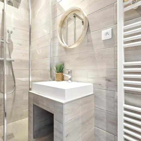 Bright Floor Near Pere Lachaise * Párizs