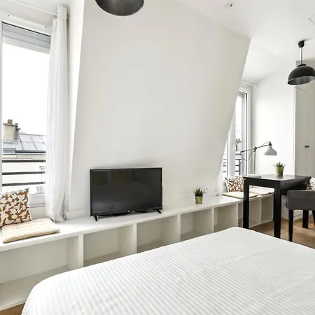Bright Floor Near Pere Lachaise Apartman