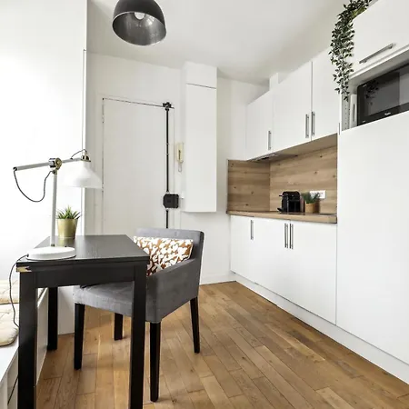 Bright Floor Near Pere Lachaise Apartman