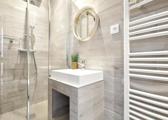 Bright Floor Near Pere Lachaise * باريس